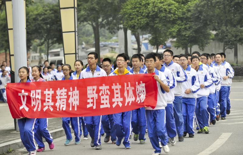 10月14日，成都七中萬達(dá)學(xué)校實行三年跑六百公里才能畢業(yè)，現(xiàn)場學(xué)生開始長跑。