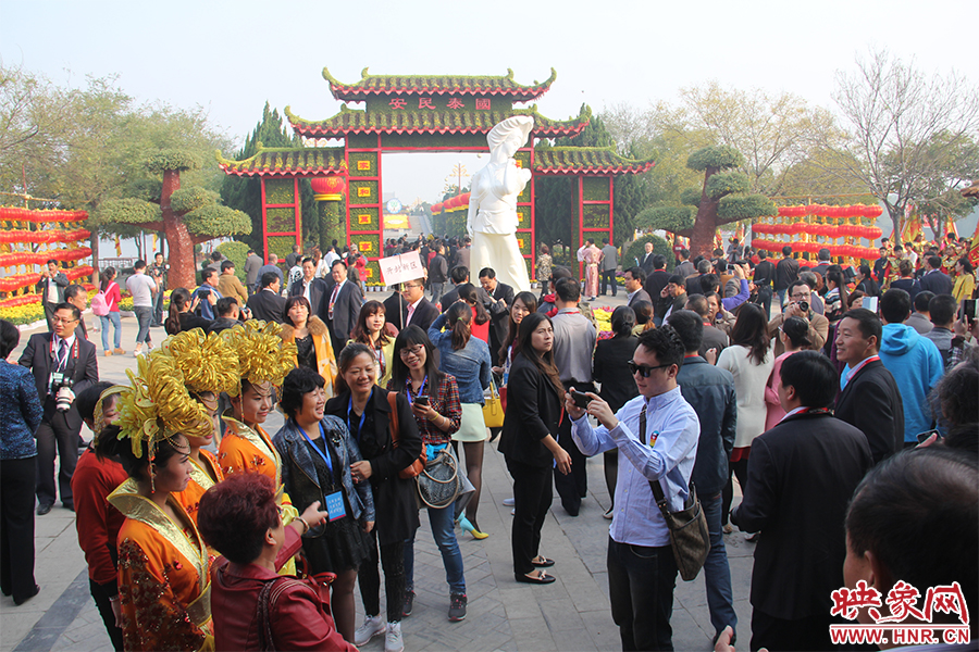 與會領(lǐng)導(dǎo)與嘉賓入園賞菊。