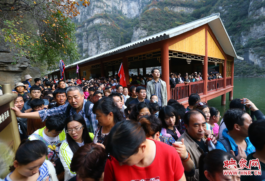 由于長時間擁擠不動，導(dǎo)致游客產(chǎn)生了焦躁的情緒