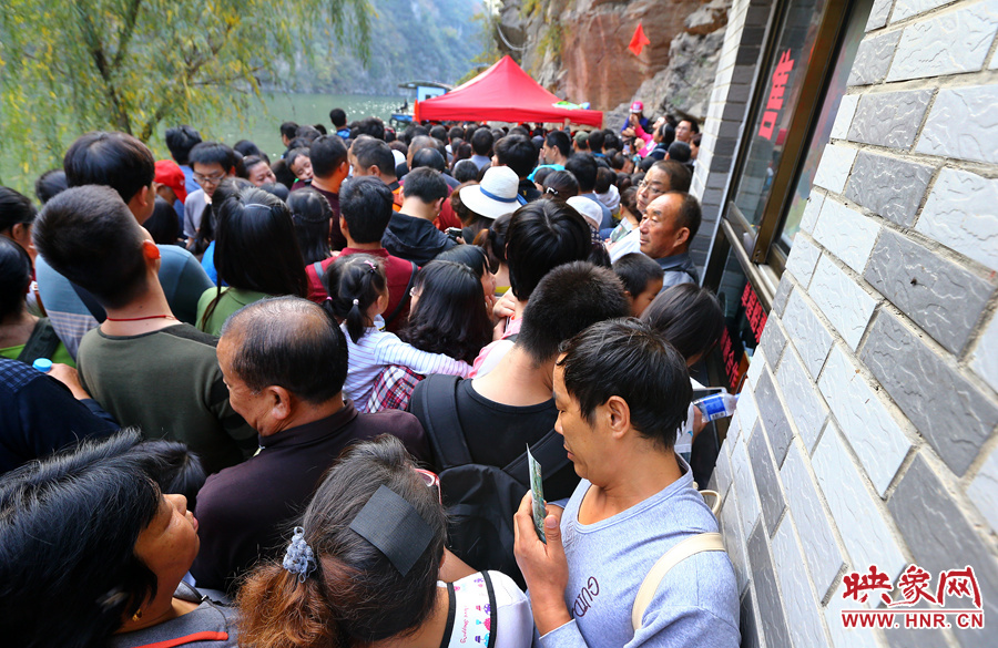 游船售票處前，游客被擠得無法轉(zhuǎn)身