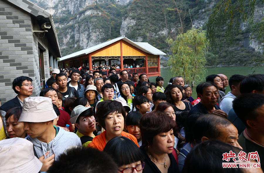 等待上船的碼頭上，游人擁擠不動
