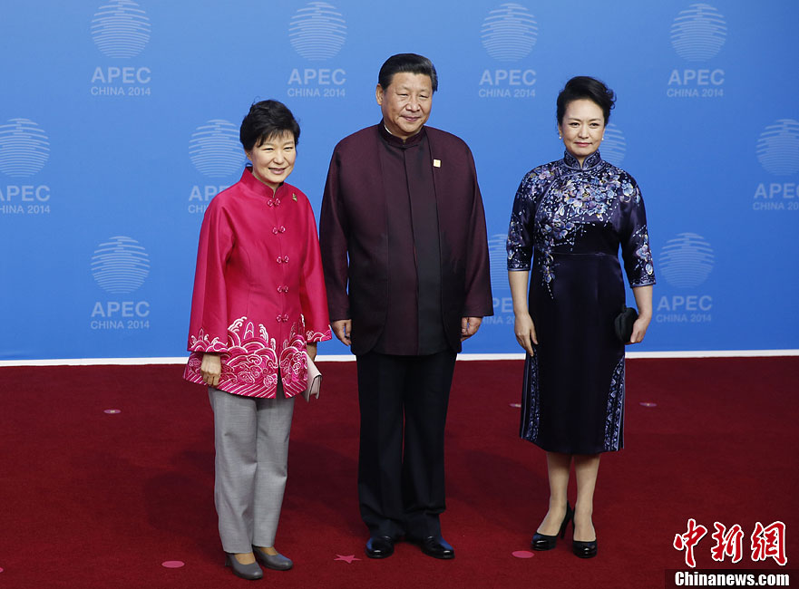 圖為習(xí)近平夫婦歡迎韓國總統(tǒng)樸槿惠。中新社發(fā) 杜洋 攝