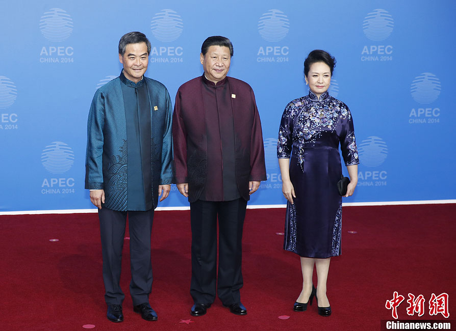 圖為習(xí)近平夫婦歡迎中國香港特別行政區(qū)行政長官梁振英。中新社發(fā) 杜洋 攝