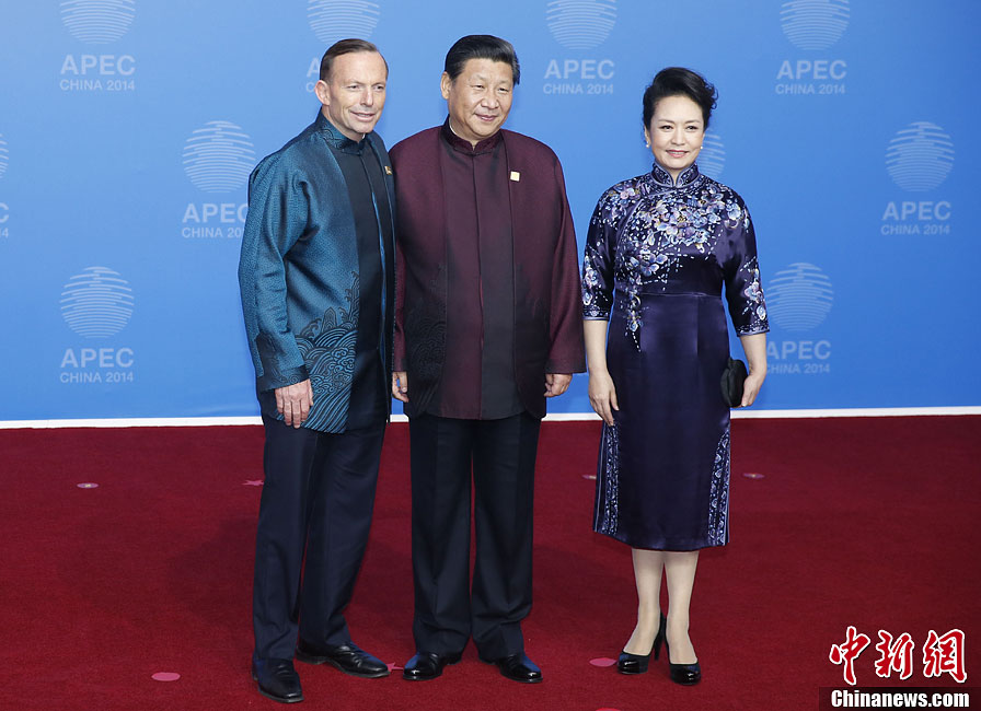 圖為習(xí)近平夫婦歡迎澳大利亞總理阿博特。中新社發(fā) 杜洋 攝