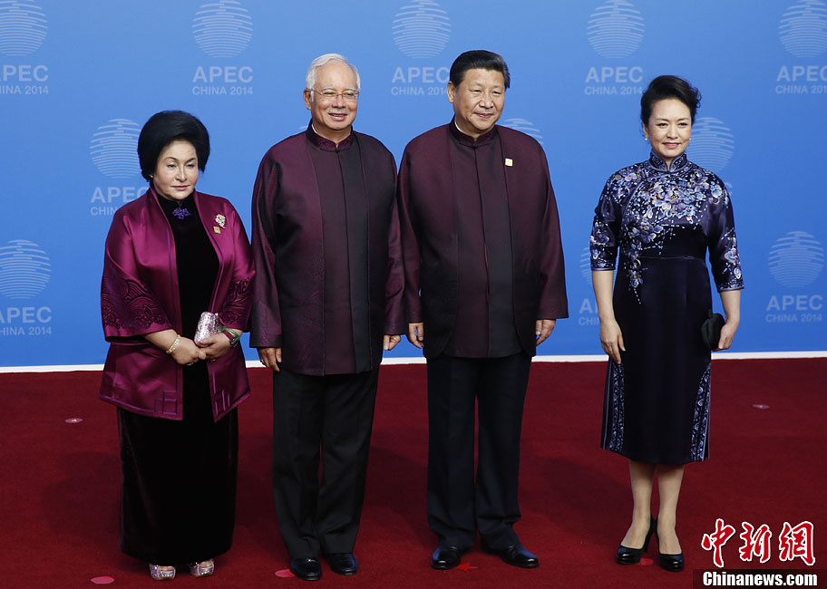 圖為習(xí)近平夫婦歡迎馬來西亞總理納吉布夫婦。中新社發(fā) 杜洋 攝