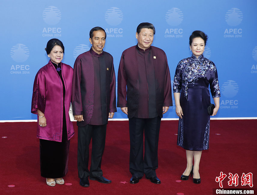 圖為習(xí)近平夫婦歡迎印度尼西亞總統(tǒng)佐科·維多多。中新社發(fā) 杜洋 攝