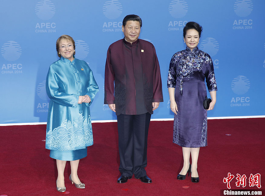 圖為習(xí)近平夫婦歡迎智利總統(tǒng)巴切萊特。中新社發(fā) 杜洋 攝