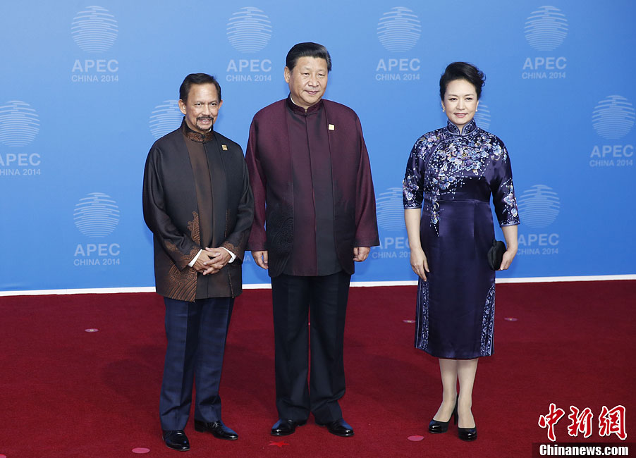 圖為習(xí)近平夫婦歡迎文萊蘇丹哈桑納爾。中新社發(fā) 杜洋 攝