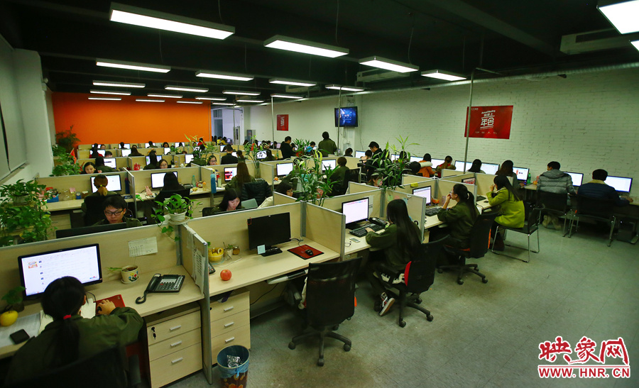 客服大廳內(nèi)，每天電腦前都坐著忙碌的客服人員