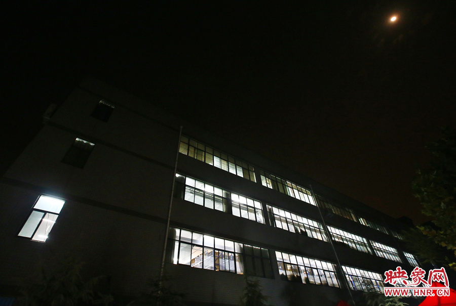 夜已深，燈火通明的大廳內(nèi)卻熱火朝天