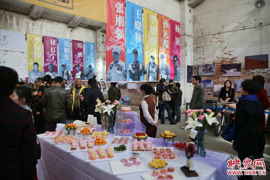 影展現(xiàn)場介紹河南籍賽車的手條幅掛滿展室。