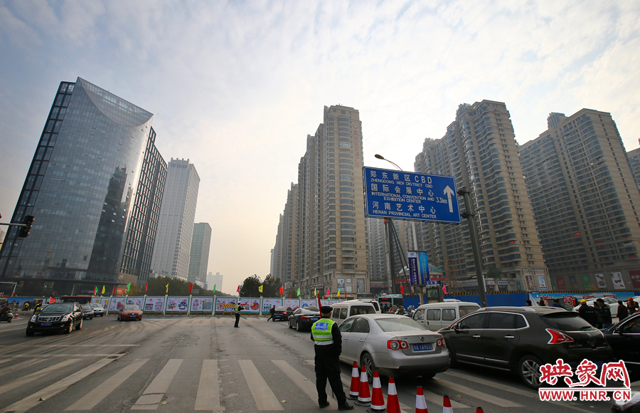 由于圍擋，汽車司機看不到對面的紅綠燈，車輛通行全靠交警現(xiàn)場指揮