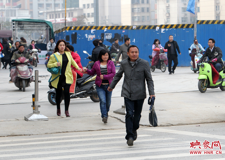 因為堵車，許多上班族飛奔在路上