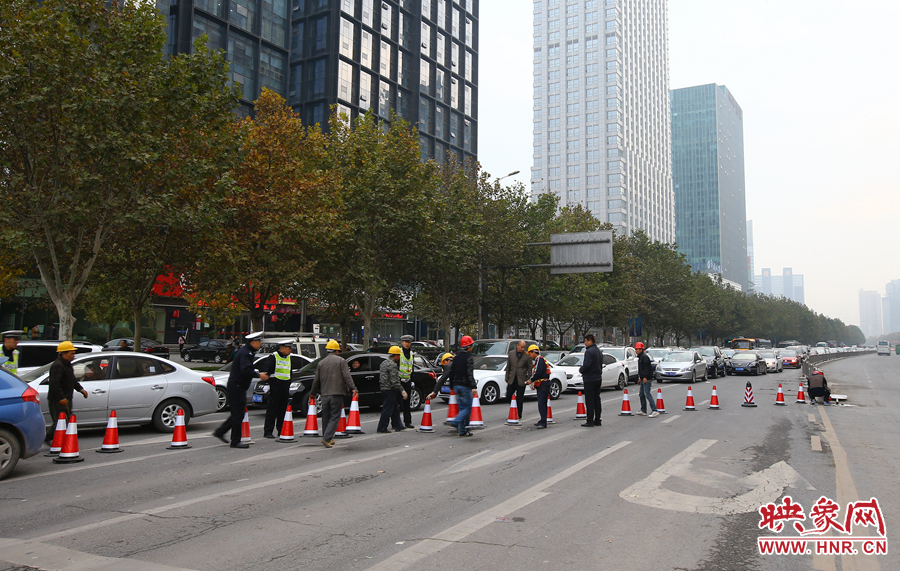 早上高峰期到來前，交警和工作人員設置道路引導警示樁