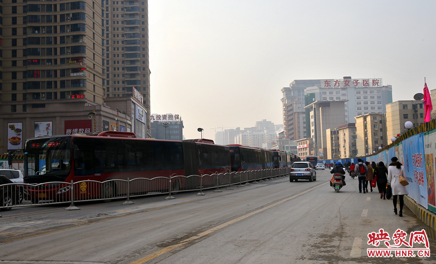未來路道路兩邊施工，行人和非機動在機動車道路上通行