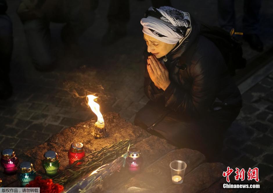 當(dāng)?shù)貢r(shí)間2014年11月22日，烏克蘭基輔，民眾舉行儀式紀(jì)念1932-1933烏克蘭大饑荒81周年