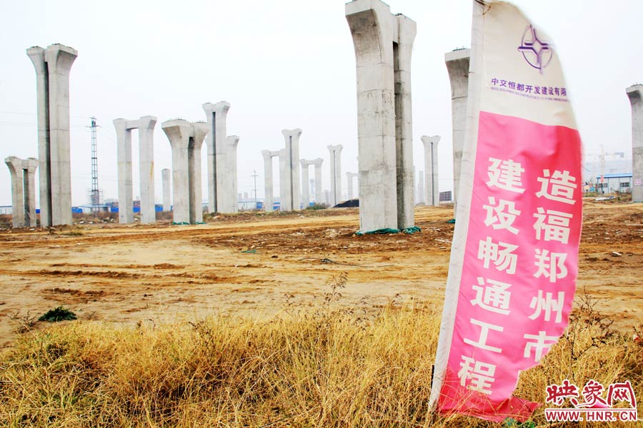 施工現(xiàn)場(chǎng)還插放著“建設(shè)暢通鄭州，造福鄭州市民”的條幅。
