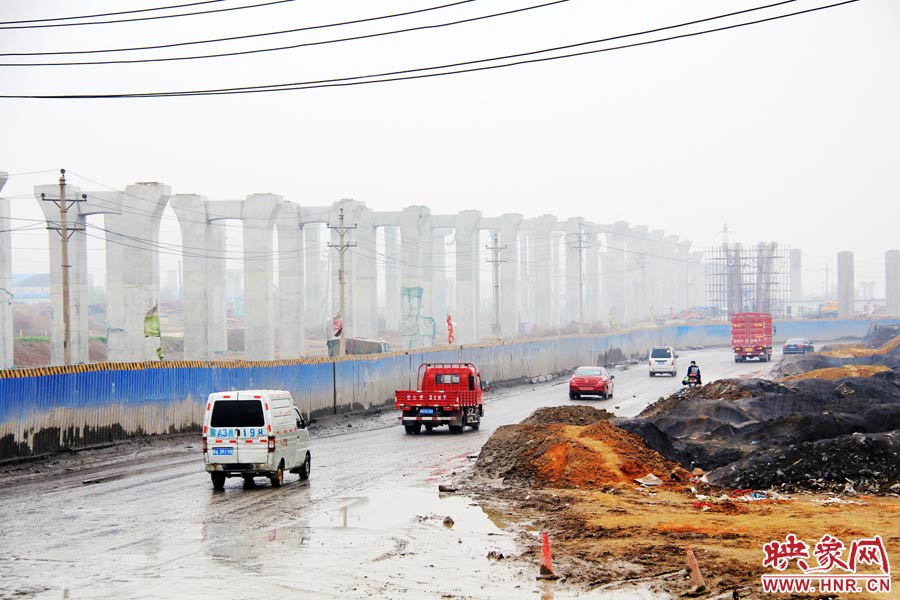 鄭平路柴郭轉(zhuǎn)盤(pán)處以及圍擋兩邊預(yù)留的道路坑坑洼洼，無(wú)人維護(hù)，造成事故頻發(fā)，經(jīng)常堵車(chē)。