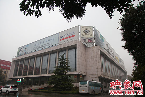 兩塊巨幅廣告牌仍然存在。
