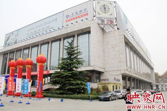 11月28日，記者從鄭州市政府獲悉，河南省人民會堂決定拆除違法存在10多年的巨型樓頂廣告。
