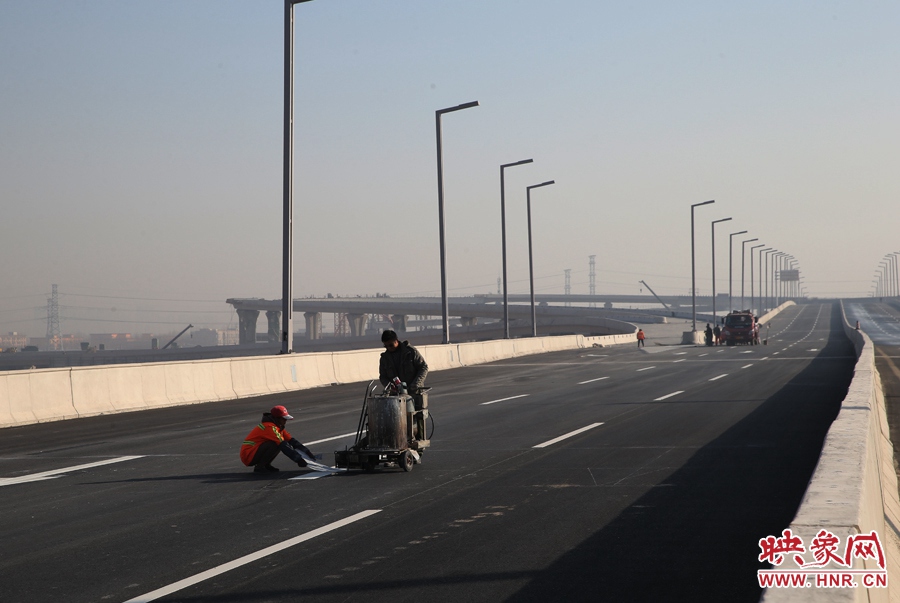 部門路段工人正在噴畫道路標(biāo)線。