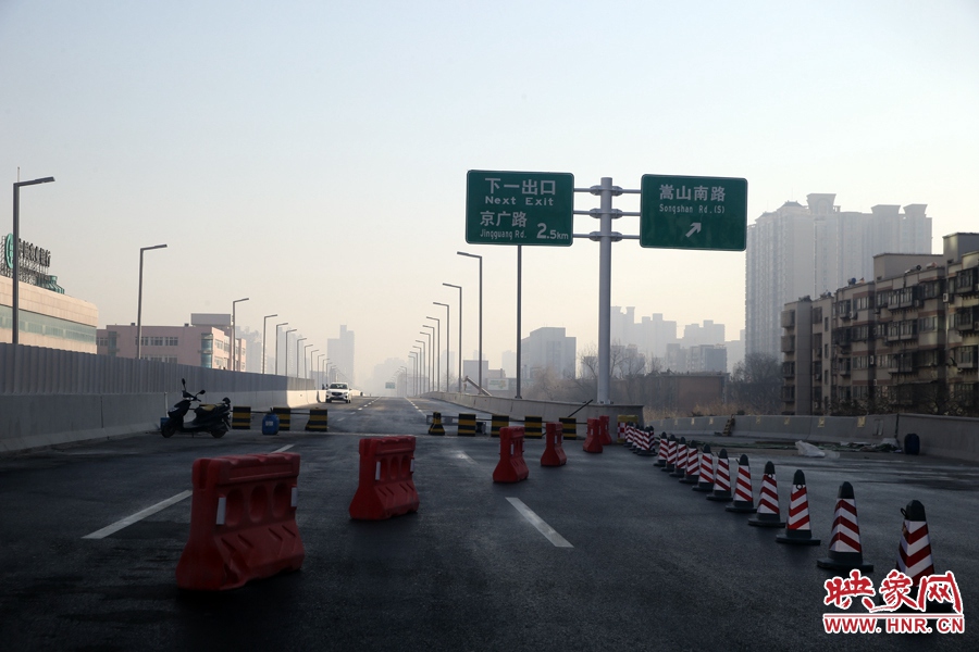 嵩山南路出口，由西向東至嵩山南路出口向東暫未開通。