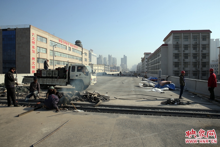 由西向東方向，嵩山南路出口以東，仍在緊張施工中。