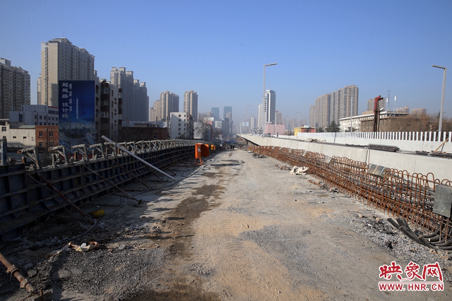 由西向東方向，嵩山南路出口以東，仍在緊張施工中。