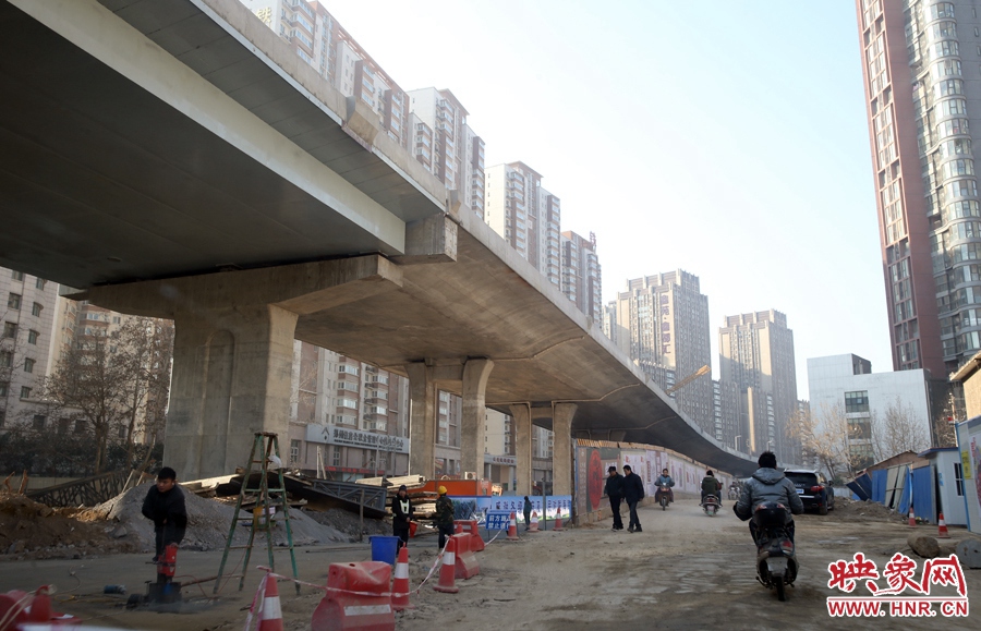 由西向東方向，嵩山南路出口以東，仍在緊張施工中。