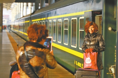 鄭州火車站又見綠皮車,車前留個影。