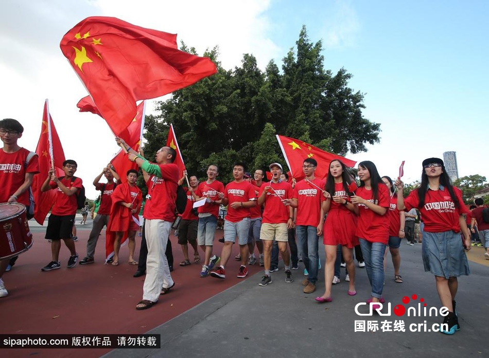 賽前中國(guó)球迷揮舞國(guó)旗進(jìn)場(chǎng)，為國(guó)足助威。