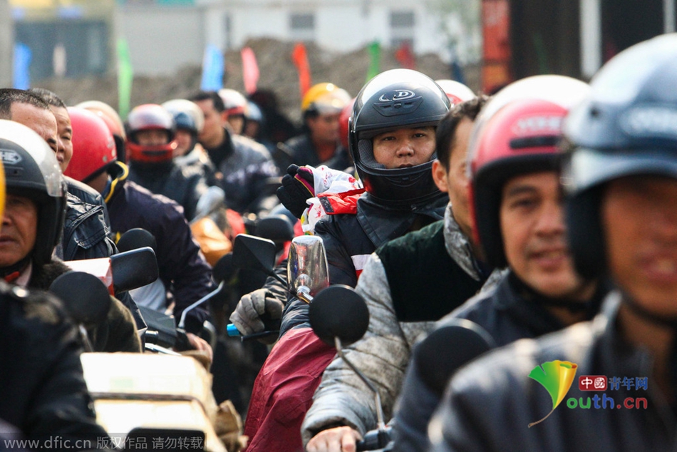 2015年2月10日，廣東佛山，順德龍山加油站為返鄉(xiāng)摩托車免費加油。