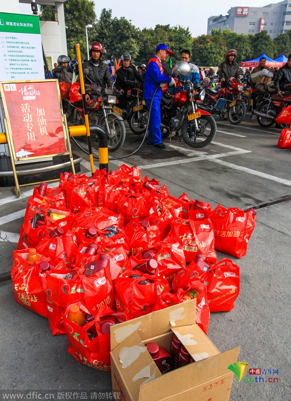 2015年2月10日，廣東佛山，順德龍山加油站為返鄉(xiāng)摩托車免費加油。