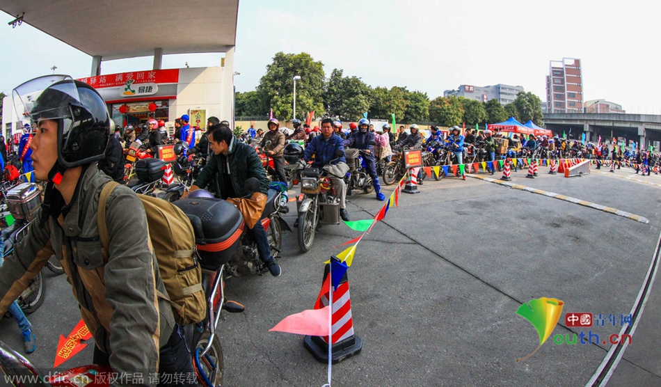 2015年2月10日，廣東佛山，順德龍山加油站為返鄉(xiāng)摩托車免費加油。
