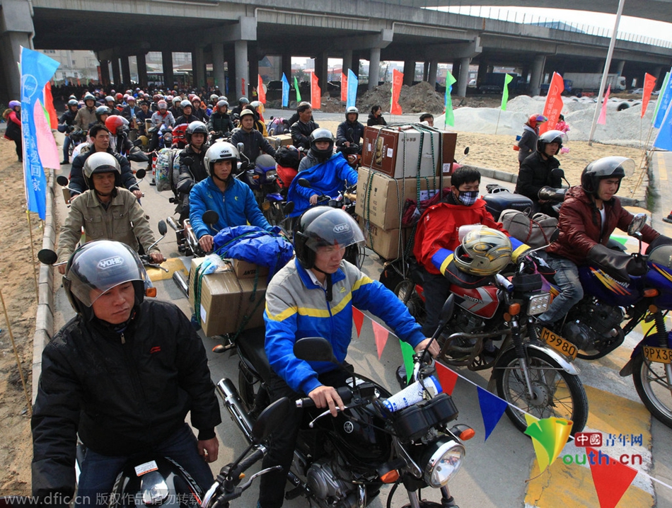 2015年2月10日，廣東佛山，順德龍山加油站為返鄉(xiāng)摩托車免費加油。