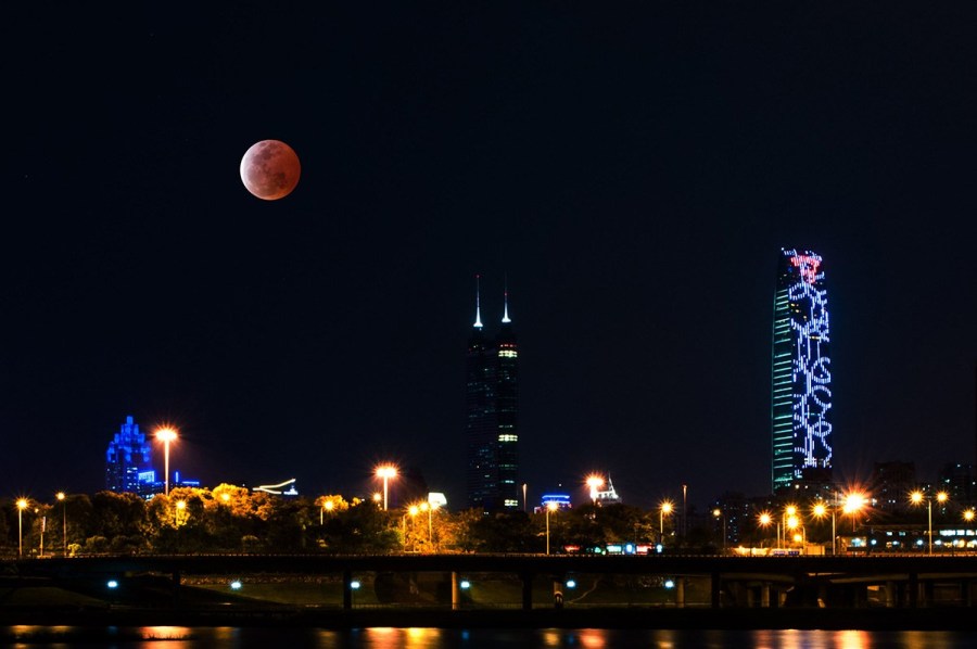 4月4日，深圳，月全食，一輪紅月亮現(xiàn)身夜空。（合成）鄧飛/CFP