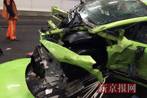 一輛蘭博基尼與一輛法拉利發(fā)生事故，現(xiàn)場狀況慘烈