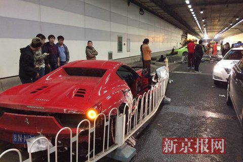 一輛蘭博基尼與一輛法拉利發(fā)生事故，現(xiàn)場狀況慘烈