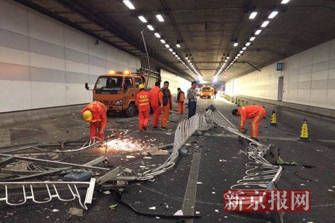 一輛蘭博基尼與一輛法拉利發(fā)生事故，現(xiàn)場狀況慘烈
