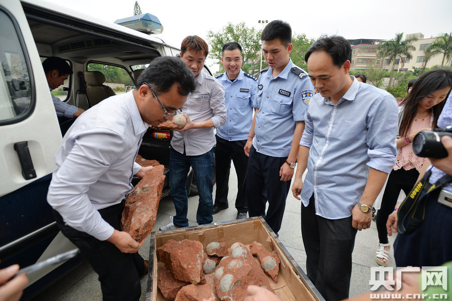 市文化綜合執(zhí)法大隊(duì)工作人員和110公安干警也迅速趕到現(xiàn)場維持秩序。