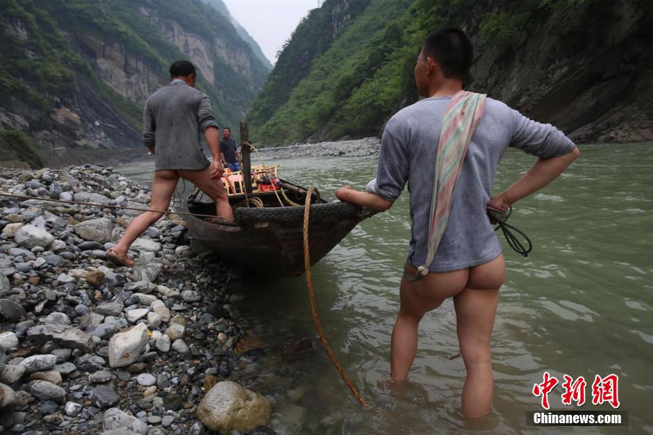 巴東神農(nóng)溪還保留著獨特的裸體纖夫拉纖景觀。