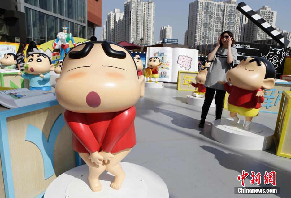 4月22日，游客參觀蠟筆小新特展?！跋灩P小新25周年紀念特展”日前在北京開展