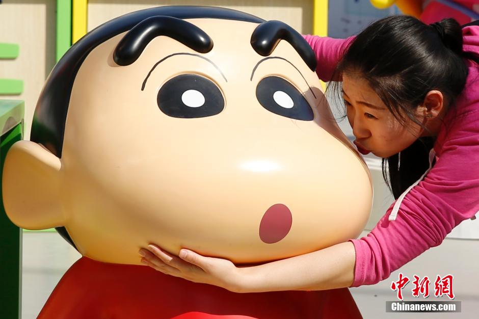 4月22日，游客與蠟筆小新合影?！跋灩P小新25周年紀念特展”日前在北京開展，吸引了不少市民游客。
