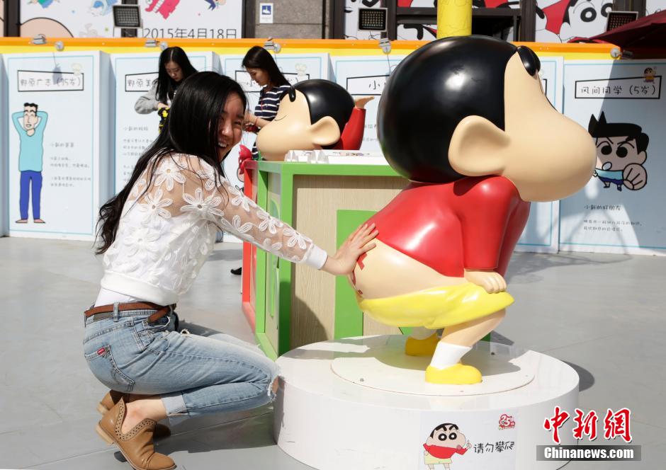 4月22日，游客與蠟筆小新合影?！跋灩P小新25周年紀念特展”日前在北京開展，吸引了不少市民游客。