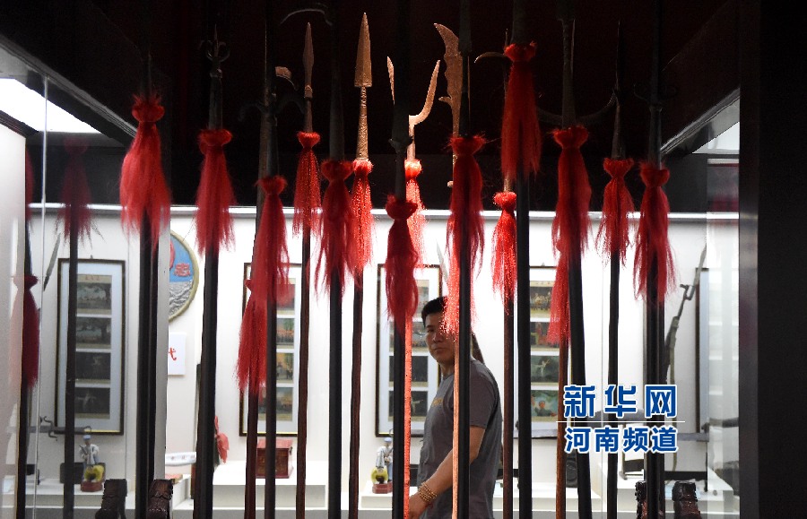 4月26日，參觀者在兵器展覽館內(nèi)參觀。