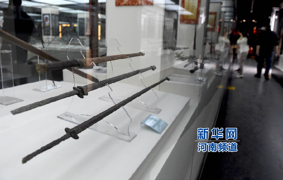 4月26日，參觀者在兵器展覽館內(nèi)參觀。
