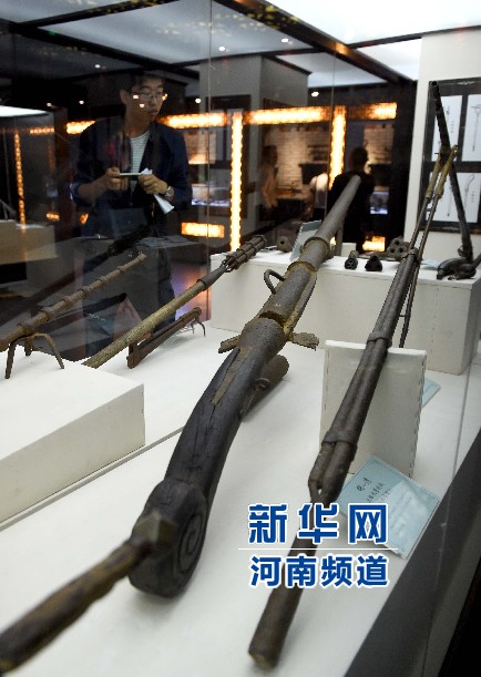 4月26日，參觀者在兵器展覽館內(nèi)參觀。