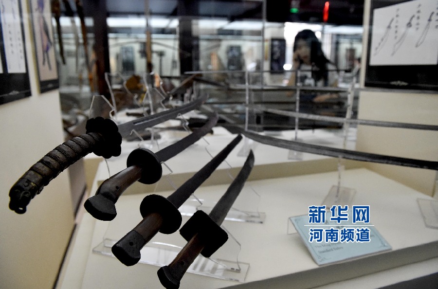 4月26日，參觀者在兵器展覽館內(nèi)參觀。