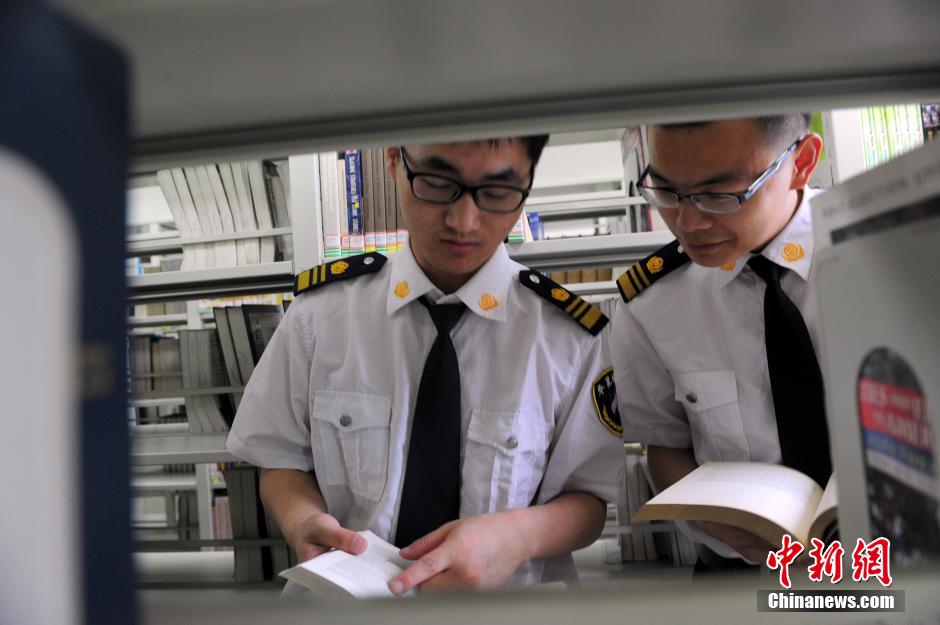 5月8日，武漢輕工大學圖書館保安吳濤與江力在圖書館交流學習。