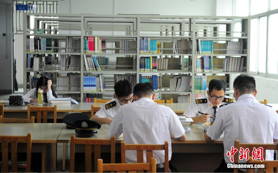 5月8日，武漢輕工大學保安黃凱在圖書館巡查。中新社發(fā) 張暢 攝